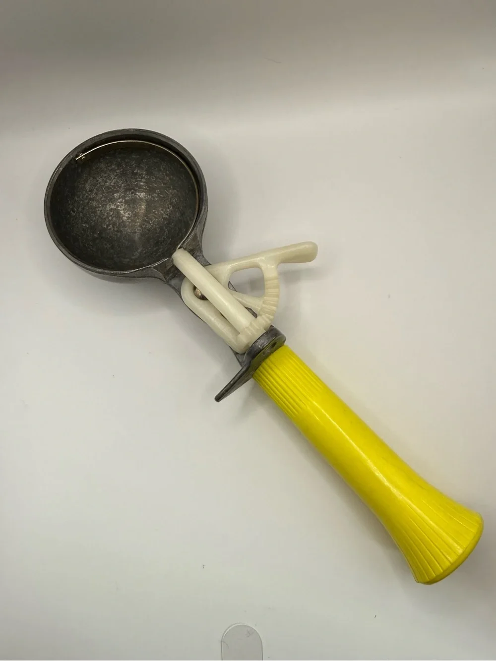 Vintage Bonny Prod Co yellow handle ice cream scoop